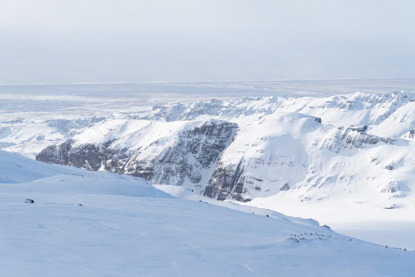 Vue sur la mer proche de Vik depuis le glacier sur motoneige