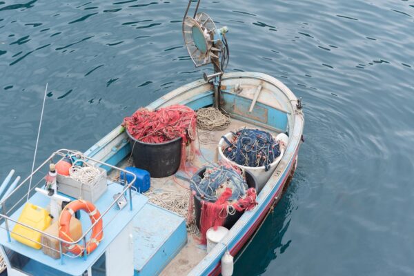 Bateau de pêche dans le port