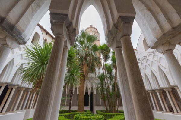 Jardin méditerranéen dans le cloître d'Amalfi