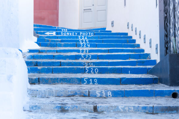 Marches menant au port de Fira