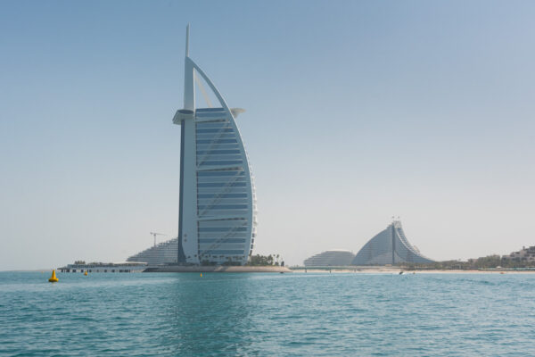 Passage devant Burj al Arab au cours de la croisière en Yellow Boats