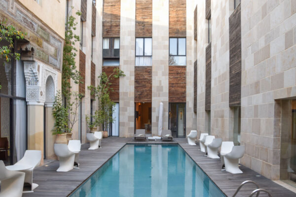 Piscine dans un patio du Riad Fès