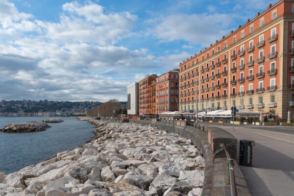 Santa Lucia et Chiaia en bord de mer à Naples